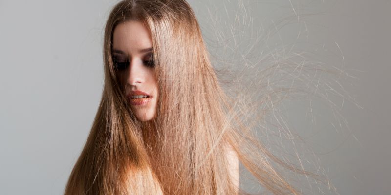 Как да се Справим с Наелектризирането на Косата